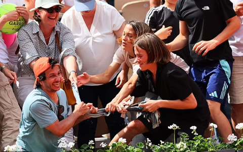 Khán đài hỗn loạn vì áo đẫm mồ hôi của Arthur Fils tại Roland Garros