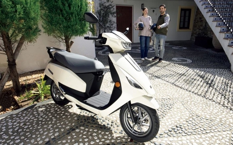 Xe máy điện Suzuki e-Address sắp đến Việt Nam: 87km/sạc, giá quy đổi từ 36 triệu đồng