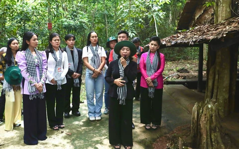 Văn nghệ sĩ TP.HCM về thăm chiến trường xưa Tà Thiết