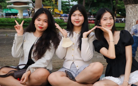 Hàng ngàn người chen chân chọn 'view bạc triệu' xem pháo hoa quốc tế
