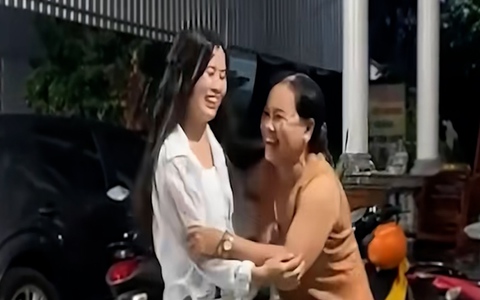 Hành động đáng yêu của mẹ khi con gái bất ngờ về thăm nhà