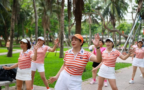 Thong thả dạo bộ, hít không khí trong lành ở công viên lớn nhất thủ đô vừa chỉnh trang