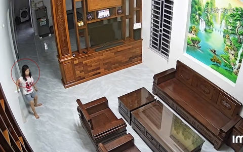 Bé gái sợ ma khi ra phòng khách tắt điện một mình