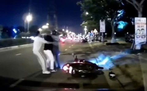 Công an xác minh vụ tài xế GrabBike bị khách dùng mũ bảo hiểm đánh tới tấp