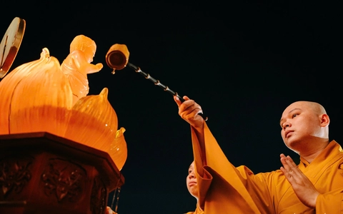 41 nghệ sĩ và hàng ngàn tăng ni Phật tử dự lễ rước Phật, tắm Phật mùa Phật đản