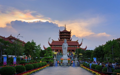 Mây ngũ sắc xuất hiện ở Bình Chánh, nơi tổ chức Vesak 2025