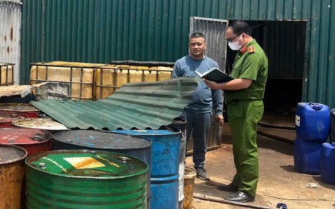 Chủ cơ sở tái chế dầu thải gần 7 tấn bã dầu khô nguy hại ra môi trường