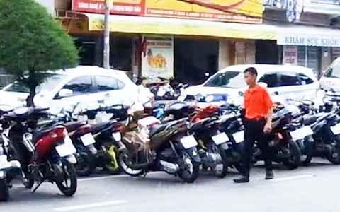 Xe đậu tràn lan dưới lòng đường ở trung tâm TP Cần Thơ, địa phương nói gì?