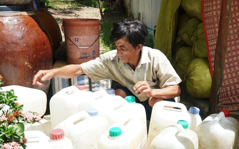Sống kế hồ chứa nước ngọt lớn nhất miền Tây mà phải đi xin từng can nước