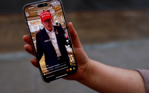 Ông Trump khen TikTok 'thú vị', tiếp tục gia hạn lệnh cấm
