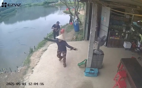 Người phụ nữ nhảy múa yêu đời khi câu được con cá lóc to