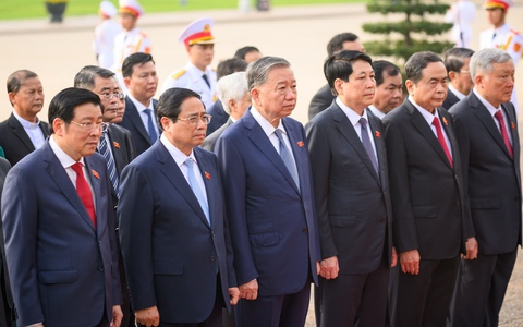 Lãnh đạo Đảng, Nhà nước, đại biểu Quốc hội vào lăng viếng Chủ tịch Hồ Chí Minh