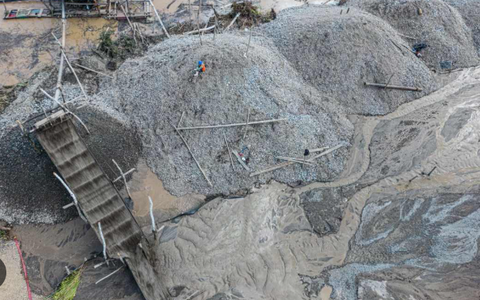 Peru: 13 nhân viên bảo vệ mỏ vàng bị bắt cóc và sát hại