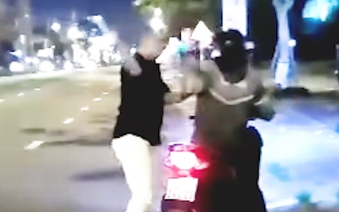 Clip tài xế GrabBike bị khách dùng mũ bảo hiểm đánh tới tấp ở Đà Nẵng, công an đang xác minh