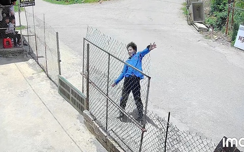 Chàng trai hú hồn hú vía khi trượt patin trên đường làng