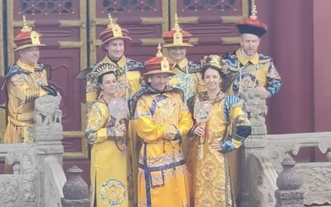 Ảnh vui 7-5: Đi du lịch mà thành... 'hoàng tộc nhà Thanks'