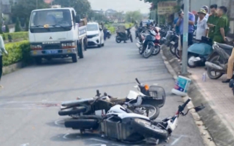 Xe máy và xe máy điện tông nhau, hai người chết