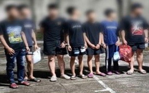 Nhóm 'quái xế' nhỏ tuổi ném chai thủy tinh, chặn đánh người để lấy 'chiến tích'