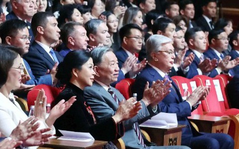 Tổng Bí thư Tô Lâm dự hòa nhạc có ‘giọng hát ngoài hành tinh’ Dimash Qudaibergen ở Kazakhstan