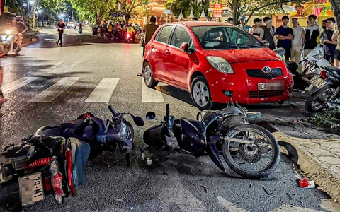 Ô tô tông liên hoàn 6 xe máy: Đình chỉ trưởng công an xã