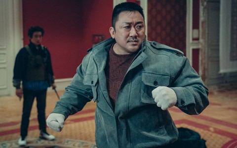 'Nắm đấm' Ma Dong Seok trở lại rạp Việt với Đêm thánh: Đội săn quỷ