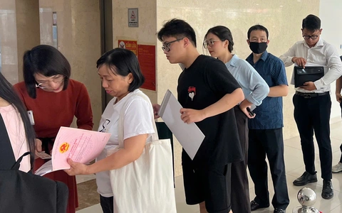 Đông nghịt người Hà Nội lại xếp hàng từ 4h sáng để chờ làm thủ tục hành chính, vì sao?