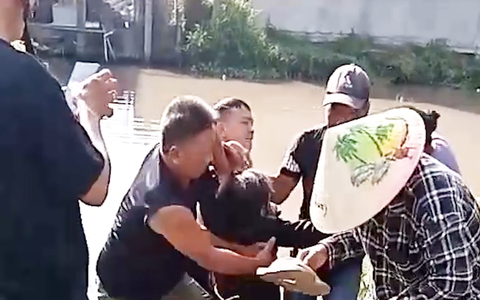 Cứu người phụ nữ lớn tuổi nhảy sông Bảo Định ở Tiền Giang