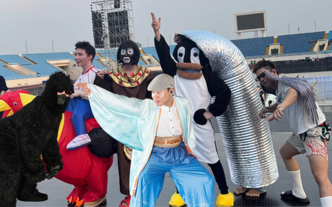 Dàn 'Anh trai say hi' cosplay 'cực lầy' trong đêm diễn cuối