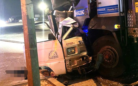 Xe tải bẹp rúm sau tai nạn, tài xế tử vong