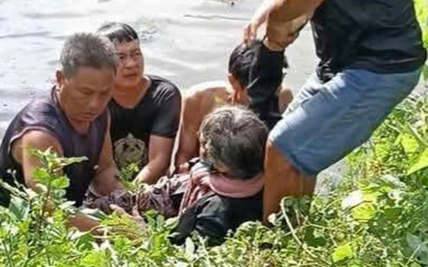 Hai người dân kịp thời cứu sống một phụ nữ nhảy sông Bảo Định nghi tự tử