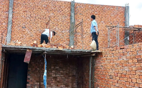 Xây dựng nhà ở không phép, bị cắt điện, cắt nước vẫn lén lút làm đêm