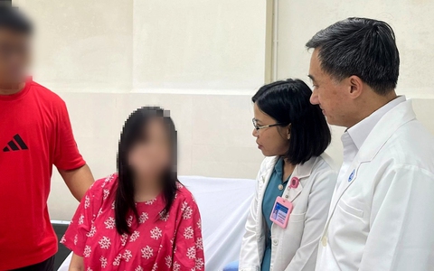 Sản phụ Singapore có bào thai được bác sĩ Việt Nam thông tim đã về nước an toàn