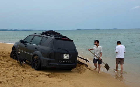 Thêm 1 xe hơi chạy rồi mắc cạn ở bãi biển Tuy Hòa, tài xế bị công an mời làm việc