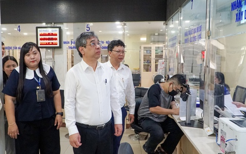 Ông Nguyễn Phước Lộc thị sát ba phường mới quận 10: Đảm bảo không để người dân 'chờ mạng'