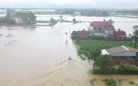 Flycam cảnh ngập lụt ở Huế do trận mưa 'lịch sử' giữa mùa hè