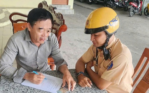 Người chạy xe ba gác ngược chiều bị lập biên bản sau clip đăng trên mạng