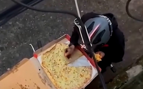 Shipper ăn vụng bánh pizza của khách theo cách không ngờ tới