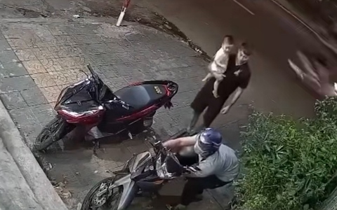 Tên trộm xe máy hú hồn khi thấy chủ xe đứng sau lưng quan sát mình