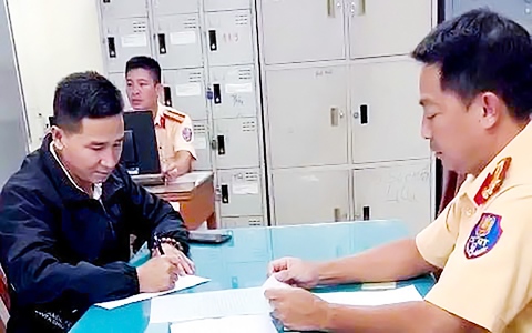 Tài xế xe khách lấn làn xe máy khi các xe khác đang dừng chờ đèn đỏ