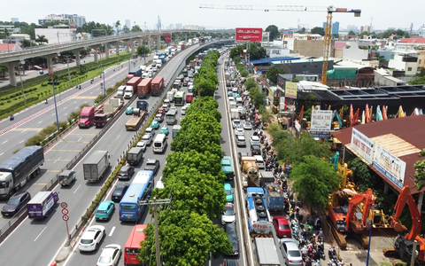 Cảnh sát giao thông nói lý do kẹt xe kéo dài giữa trưa cuối tuần ở ngã tư Thủ Đức