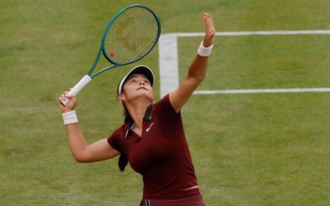 Emma Raducanu ‘phá luật’ tại Queen's Club nhưng trọng tài làm ngơ