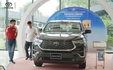 Lái thử Innova Cross tại sự kiện Toyota Cross Line Up, khách 'chốt' đặt cọc