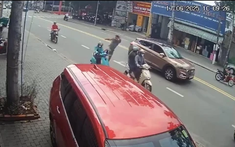 Nữ tài xế xe ôm công nghệ bị người đi ô tô đạp ngã giữa đường