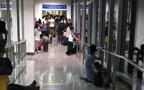Sân bay Tân Sơn Nhất báo cáo vụ đoàn khách bị 'mắc kẹt' lúc rạng sáng: Do phối hợp chưa chặt chẽ