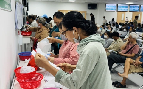 Đợi nửa ngày để được khám 3 phút, sao không cấp phát thuốc tại trạm y tế, đỡ phiền hà bệnh nhân?