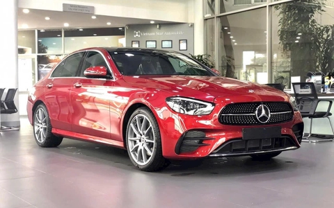 Tin tức giá xe: Mercedes-Benz E-Class giảm tới gần 680 triệu, giá thực tế chỉ ngang Camry ra biển