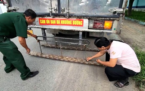 'Độc lạ' xe tải hút đinh, vá xe, thay ruột xe... miễn phí của hai vợ chồng ở Bình Dương