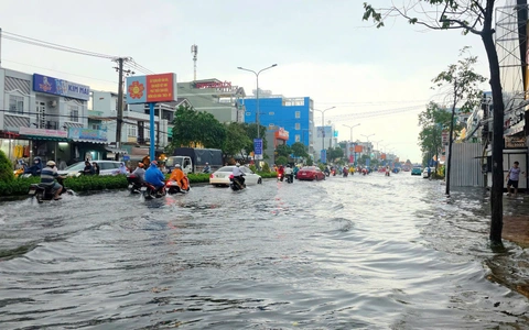 Cần Thơ mưa lớn nhất từ đầu mùa, các tuyến đường ngập như sông