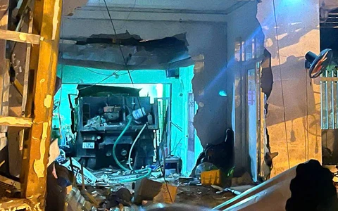 Xe ben tông vào quán cà phê ở Nha Trang, 1 người trong quán chết