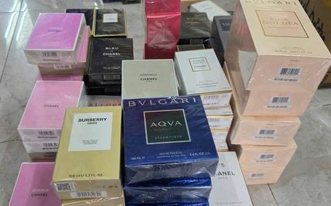Công an TP.HCM triệt phá băng nhóm mua bán hơn 10.000 chai nước hoa Chanel, Bvlgari, Dior... giả